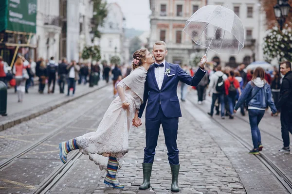 Sposo e sposa in un hotel — Foto Stock