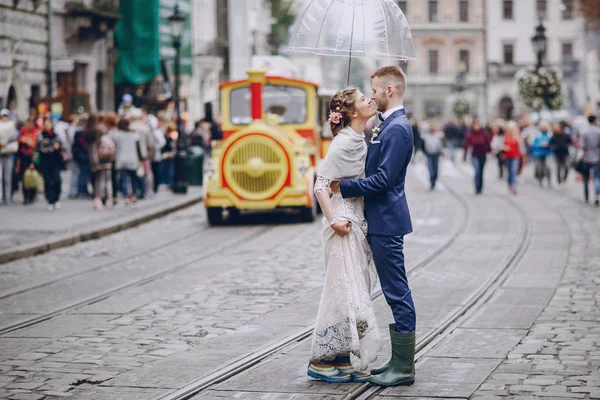 Bräutigam und Braut im Hotel — Stockfoto