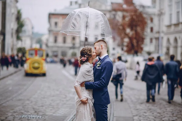 Sposo e sposa in un hotel — Foto Stock