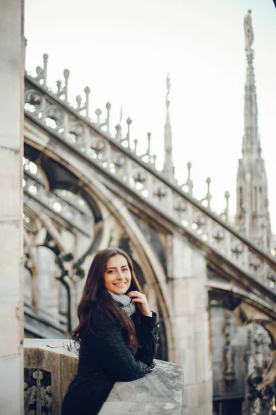 Kadın turist Milano duomo keşfetmek — Stok fotoğraf