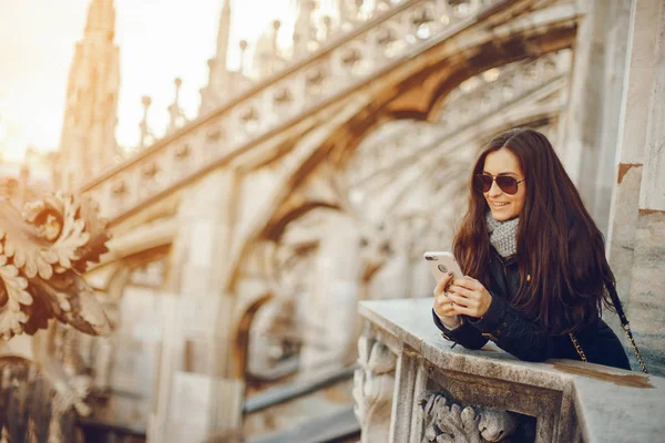 Ragazza che usa il suo telefono mentre esplora Milano Italia — Foto Stock