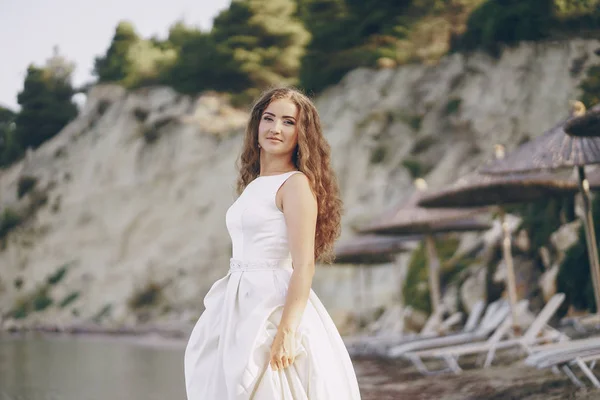 Bride in nature — Stock Photo, Image