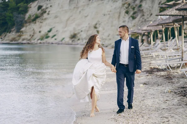 Novios en la naturaleza — Foto de Stock