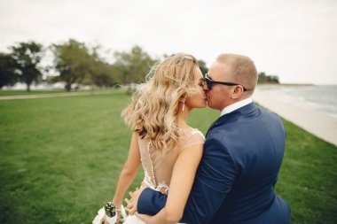 Zarif bir düğün çifti