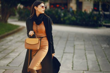 Şık bir kız şehirde yürüyor