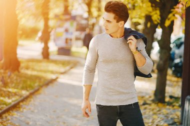 Şehirdeki şık adam