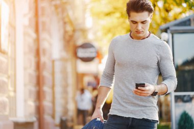 Şehirdeki şık adam