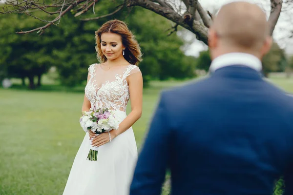 Élégant couple de mariage — Photo