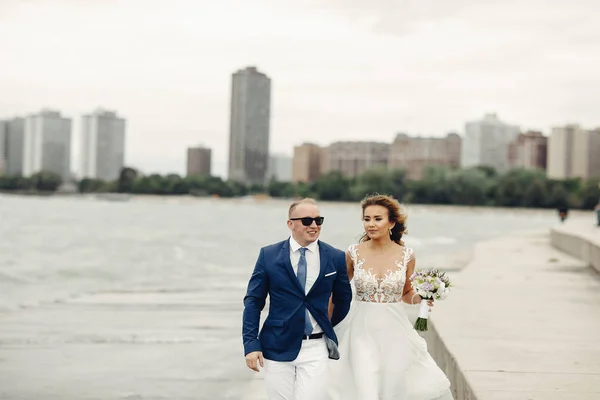 Élégant couple de mariage — Photo