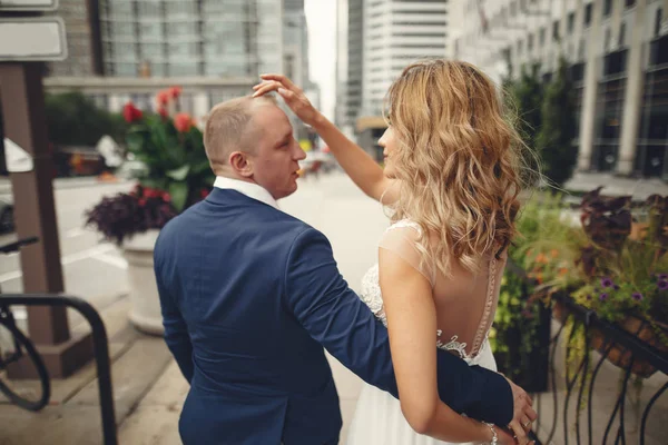 エレガントな結婚式のカップル — ストック写真