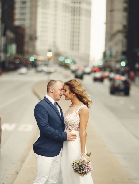 Élégant couple de mariage — Photo