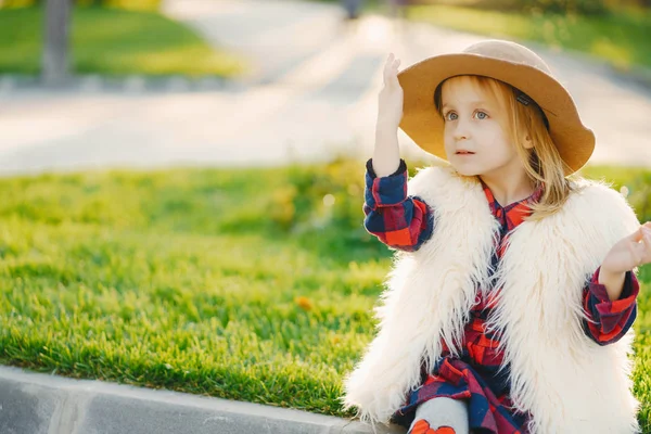 Pequena menina elegante — Fotografia de Stock