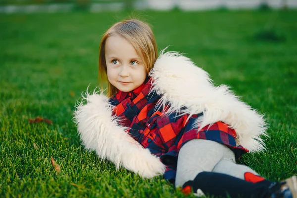 Kleines stilvolles Mädchen — Stockfoto
