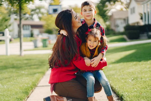 Krásná matka s malými dětmi — Stock fotografie