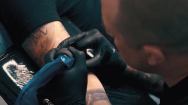 erkek dövme sanatçısı bir müşteri dövme