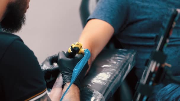 Manlig tatuering konstnär tatuera en kund — Stockvideo