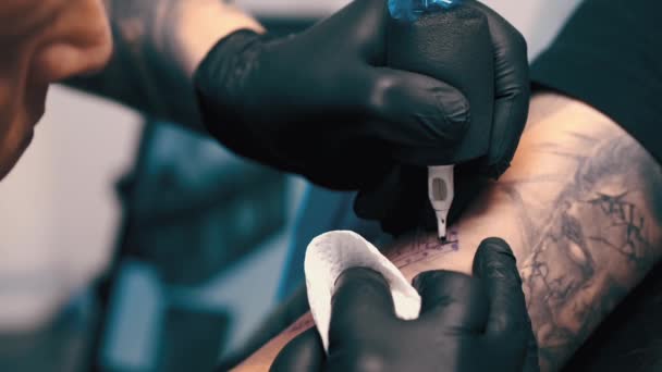 Tatuatore maschio tatuare un cliente — Video Stock