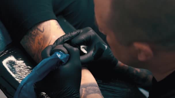 クライアントの入れ墨男性タトゥーアーティスト — ストック動画