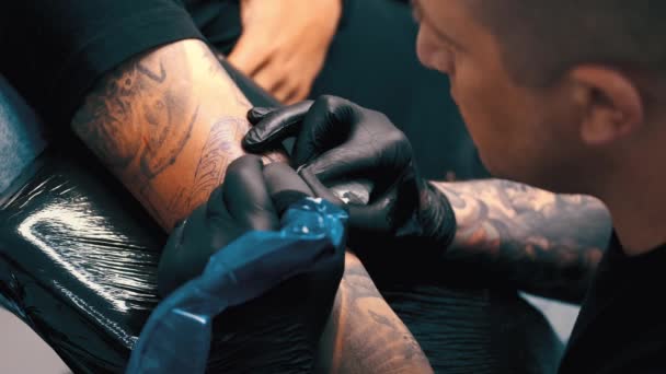 Αρσενικό τατουάζ ζωγράφος τατουάζ έναν πελάτη — Αρχείο Βίντεο