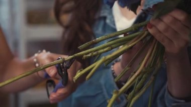 çiçekçi çiçekçi dükkanında güzel çiçek buketi yapma