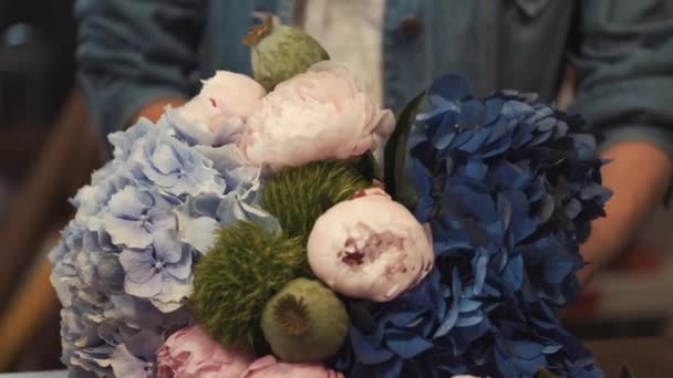 Floristas haciendo hermoso ramo de flores en la floristería — Vídeos de Stock