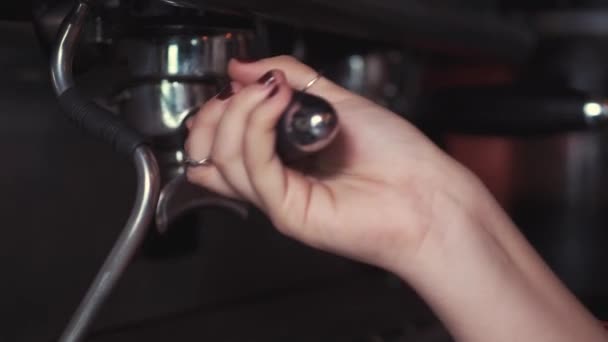 Barista kocht Kaffee an der Kaffeemaschine für einen Kunden — Stockvideo