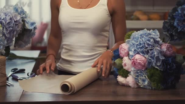 Флористы делают красивый букет цветов в цветочном магазине — стоковое видео