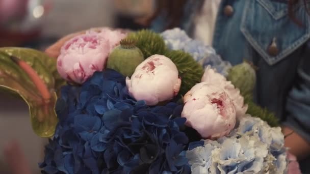 Floristas fazendo lindo buquê de flores na loja de floristas — Vídeo de Stock