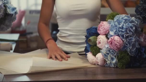 Floristas haciendo hermoso ramo de flores en la floristería — Vídeos de Stock