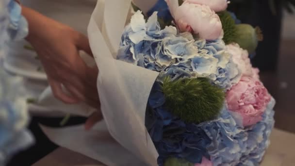 Floristas haciendo hermoso ramo de flores en la floristería — Vídeo de stock