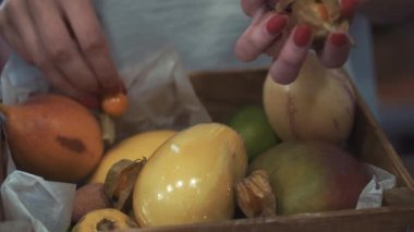 çiçekçi hediye olarak bir müşteri için bir meyve sepeti yapma