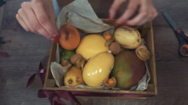 çiçekçi hediye olarak bir müşteri için bir meyve sepeti yapma