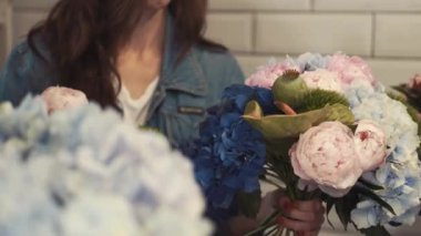 çiçekçi çiçekçi dükkanında güzel çiçek buketi yapma