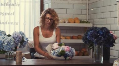 çiçekçi çiçekçi dükkanında güzel çiçek buketi yapma