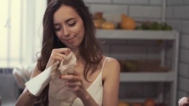 çiçekçi hediye olarak bir müşteri için bir meyve sepeti yapma