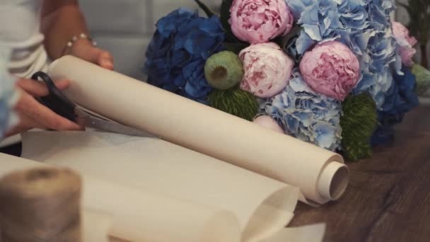 Флористи роблять красивий квітковий букет у квітковому магазині — стокове відео
