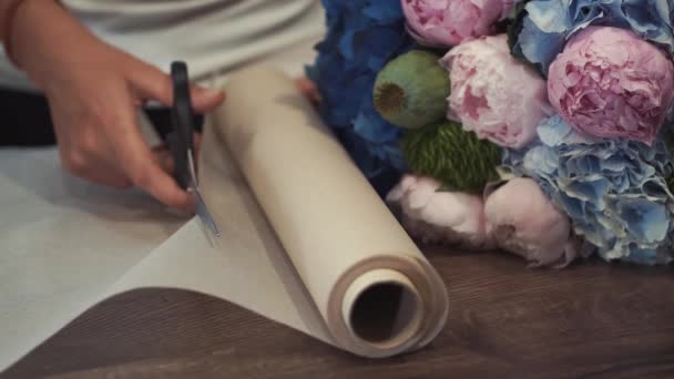 Floristas haciendo hermoso ramo de flores en la floristería — Vídeos de Stock