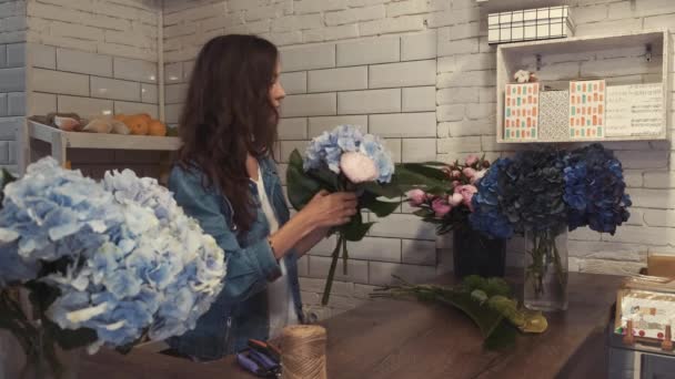 Floristas haciendo hermoso ramo de flores en la floristería — Vídeos de Stock
