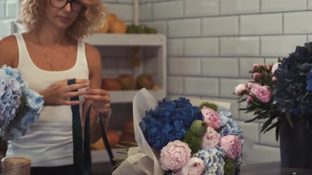 Floristas fazendo lindo buquê de flores na loja de floristas — Vídeo de Stock