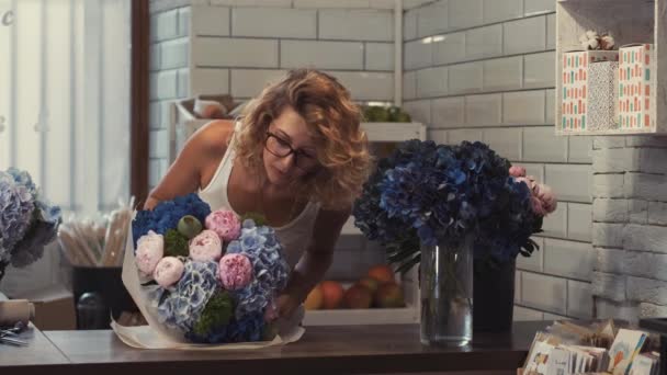 Floristen machen schönen Blumenstrauß im Blumenladen — Stockvideo