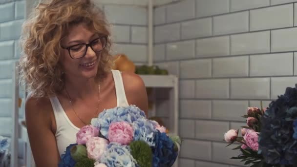 Floristas fazendo lindo buquê de flores na loja de floristas — Vídeo de Stock