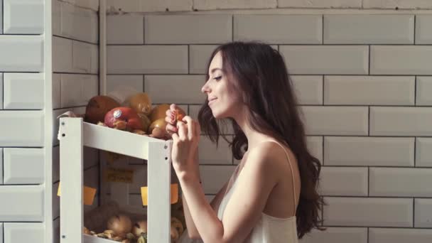 Gyönyörű nő szedés ki gyümölcsöt egy shelp egy gyümölcskosár — Stock videók