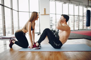 Bir sabah spor salonunda spor çift