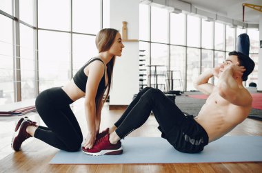 Bir sabah spor salonunda spor çift