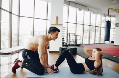 Bir sabah spor salonunda spor çift