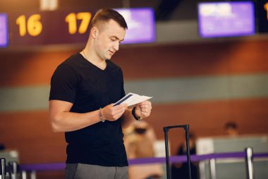 Havaalanında duran yakışıklı adam