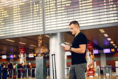 Havaalanında duran yakışıklı adam