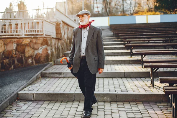 Güneşli bir sonbahar parkta zarif yaşlı adam