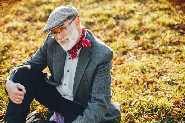 优雅的老人在阳光明媚的秋季公园 — 图库照片