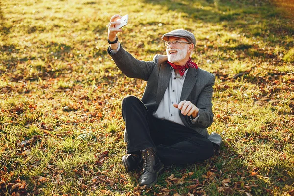 Güneşli bir sonbahar parkta zarif yaşlı adam — Stok fotoğraf